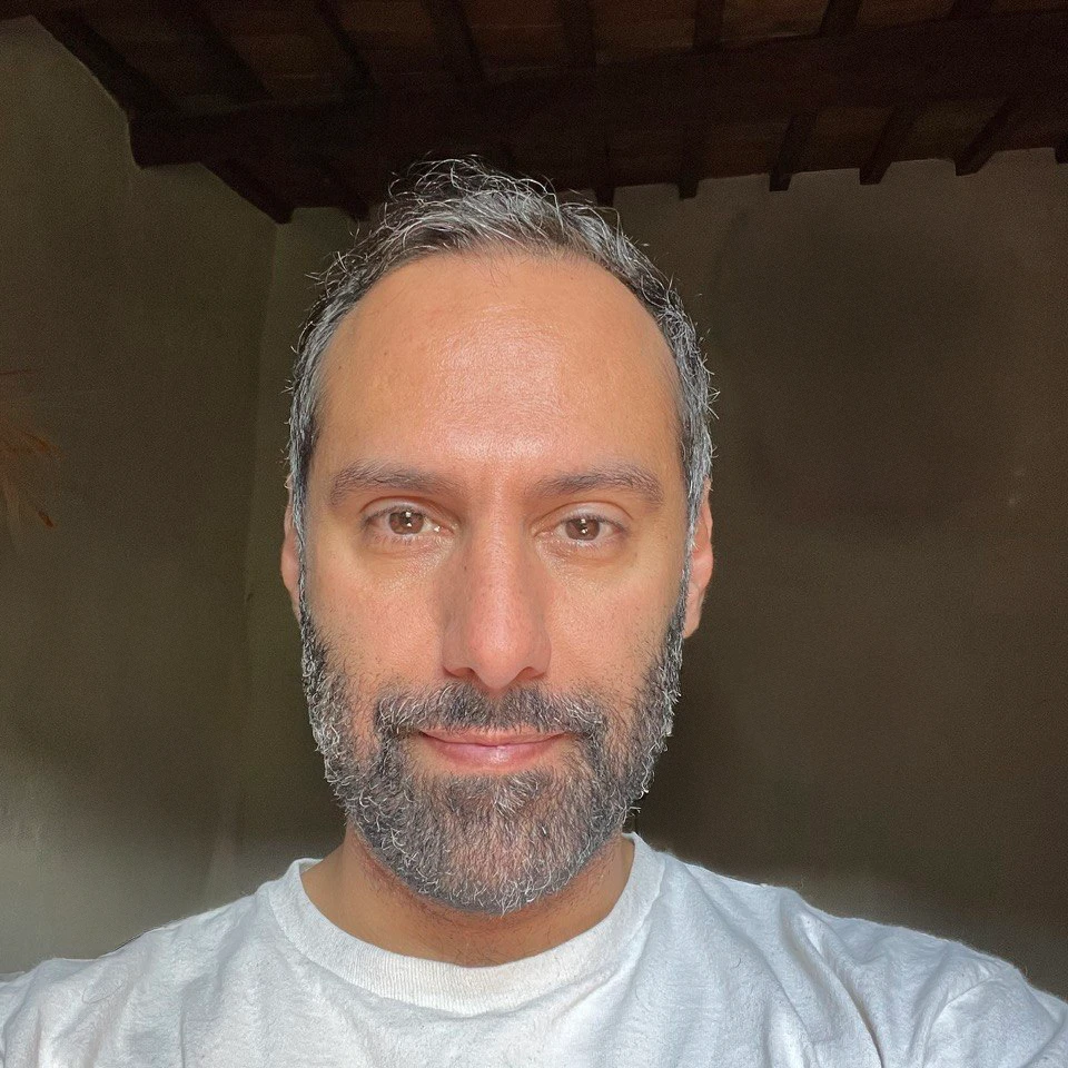 Hossein Fardinfard mentoring a photographer